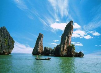 Hòn Phụ Tử tượng trưng cho tình cảm thiêng liêng của gia đình Hòn Phụ Tử tượng trưng cho tình cảm thiêng liêng của gia đình